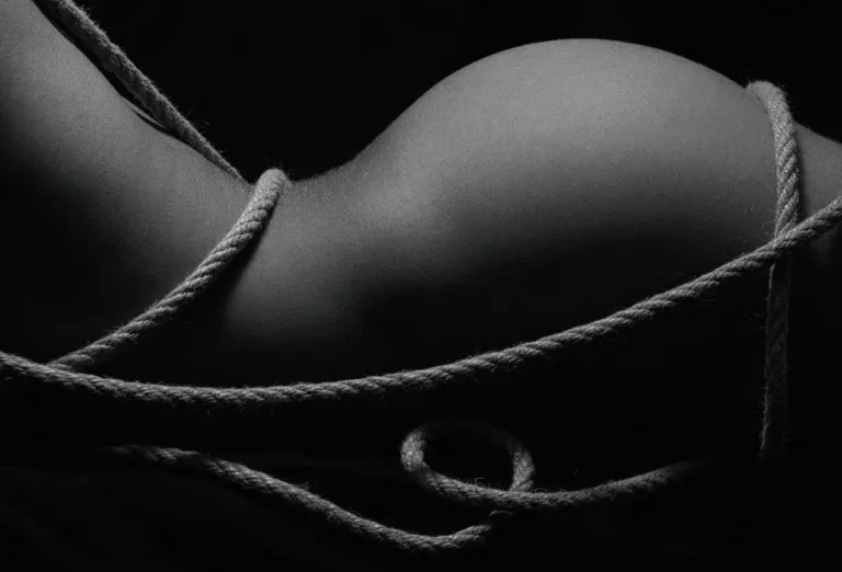 BDSM Fesseln für Anfänger: Knoten, Regeln und Positionen